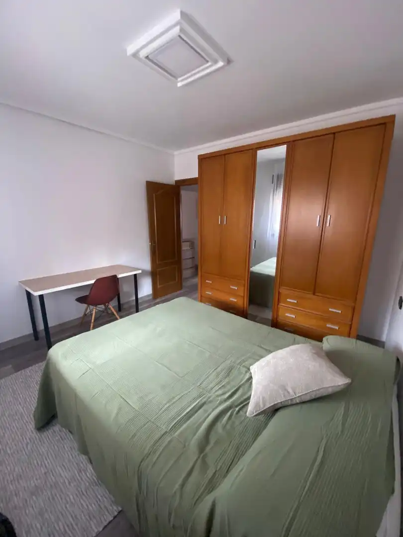Habitación de Piso de alquiler en Oviedo  con Calefacción