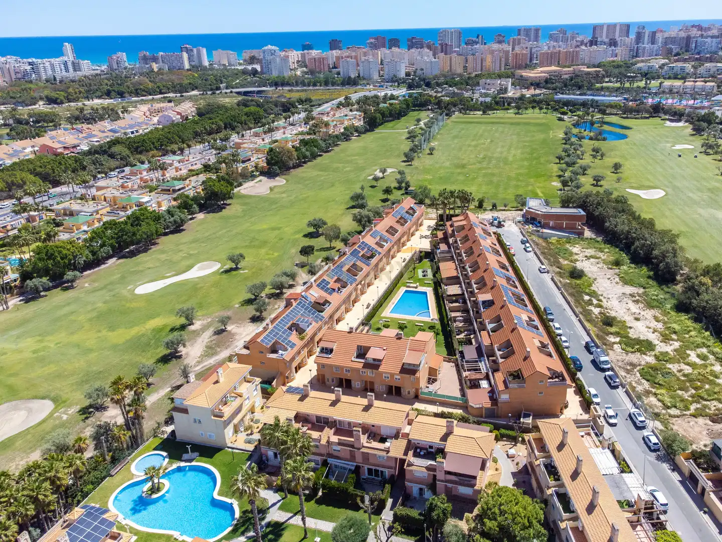 Vista exterior de Casa adosada en venta en Alicante / Alacant con Aire acondicionado, Balcón y Piscina comunitaria
