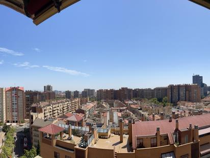 Vista exterior de Pis en venda en  Zaragoza Capital amb Aire condicionat, Terrassa i Balcó