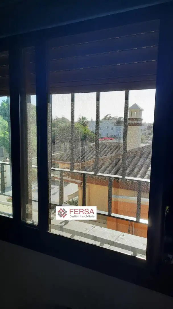 Vista exterior de Casa adosada en venda en El Puerto de Santa María amb Aire condicionat, Calefacció i Jardí privat
