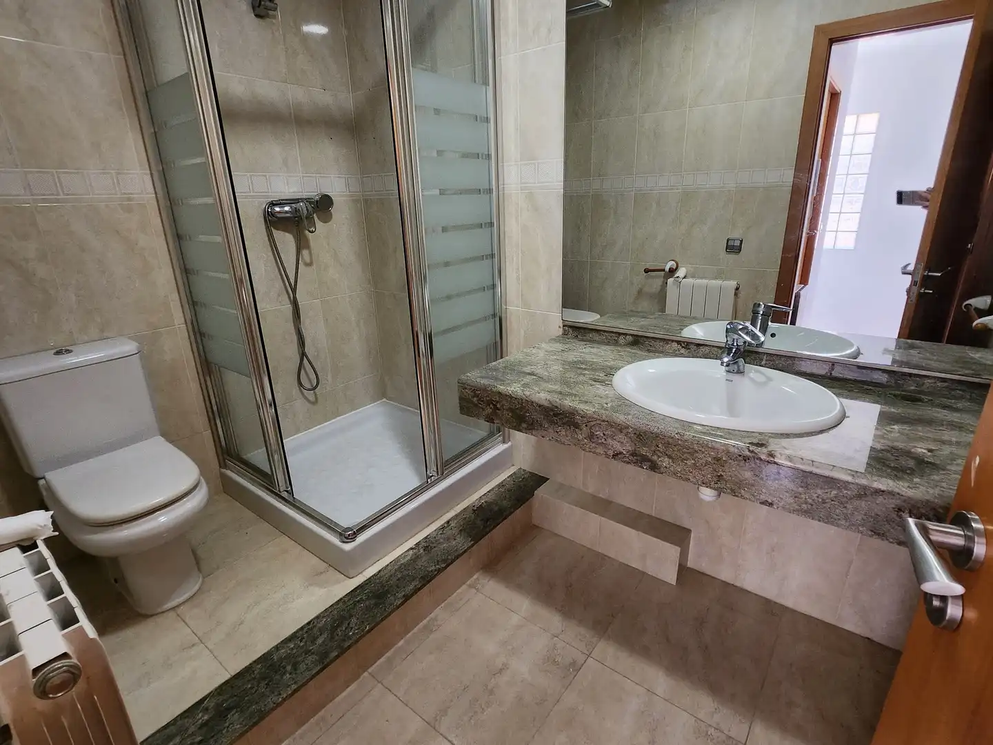 Baño de Casa adosada en venta en Roda de Berà con Aire acondicionado, Calefacción y Terraza