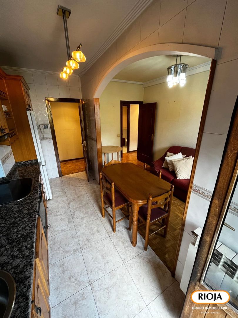 Habitación de Piso en venta en Vitoria - Gasteiz con Calefacción, Trastero y Amueblado