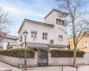 Exterior view of House or chalet for sale in  Madrid Capital  with Air Conditioner, Heating and Private garden