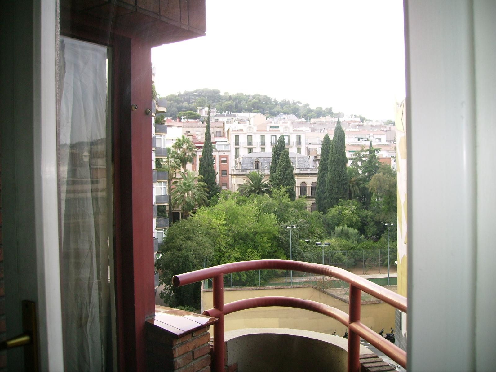 Dormitori de Pis de lloguer en  Barcelona Capital amb Moblat i Balcó