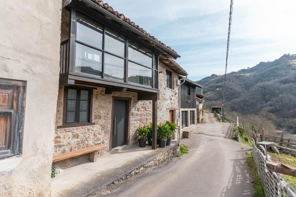 Vista exterior de Casa o xalet en venda en Laviana amb Jardí privat