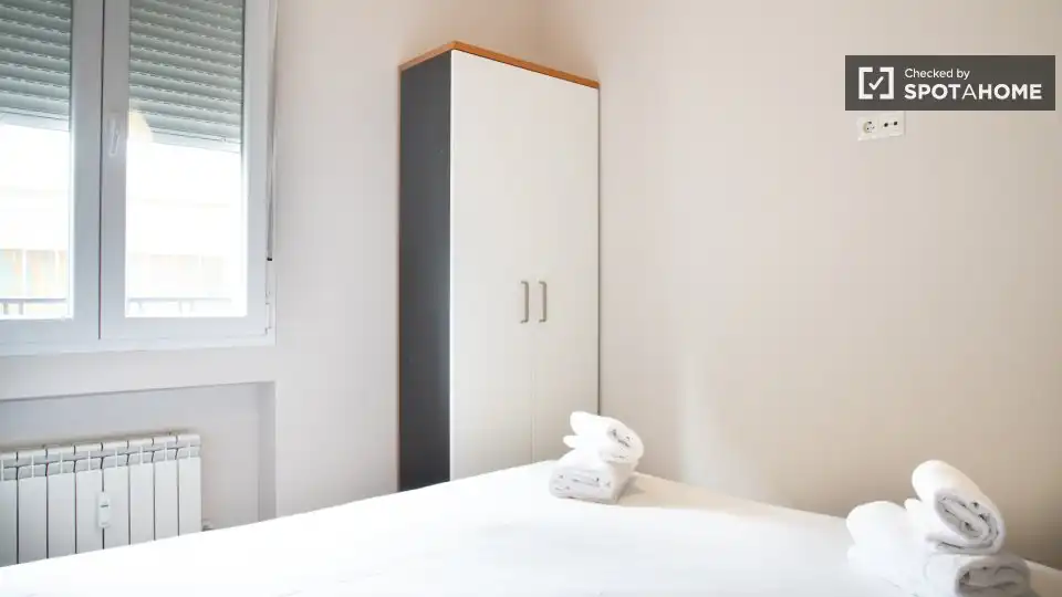 Bedroom of Flat for rent in Madrid  with Air Conditioner, Heating and Furnished