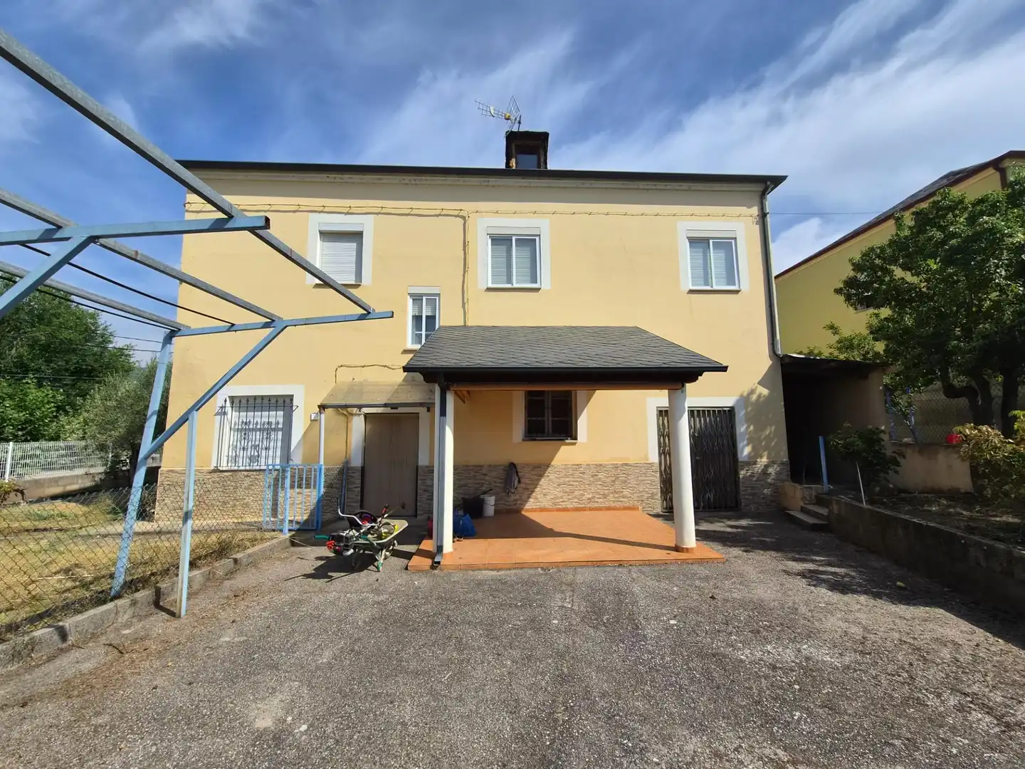 Exterior view of Residential for sale in Cacabelos