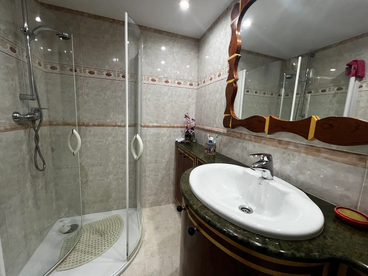 Badezimmer von Erdgeschoss zum Verkauf in Canet de Mar mit Klimaanlage, Heizung und Ofen