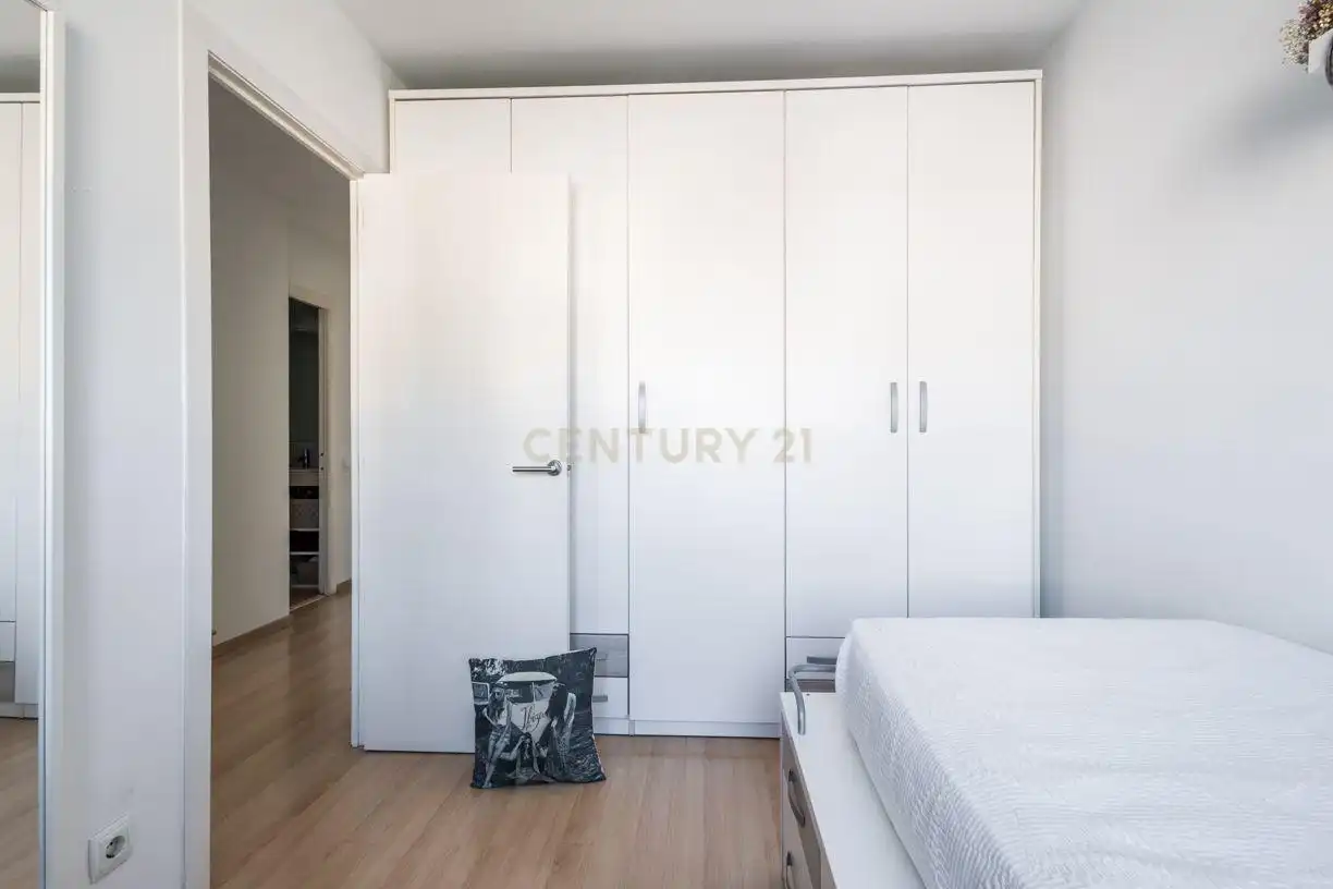 Schlafzimmer von Einfamilien-Reihenhaus zum Verkauf in Sant Joan Despí mit Klimaanlage und Balkon