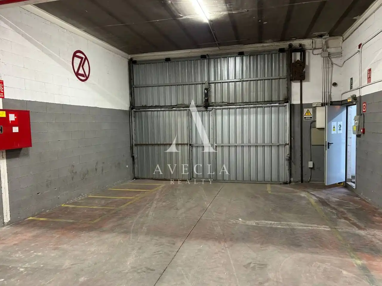 Parkplatz von Fabrikhallen zur Miete in Viladecavalls