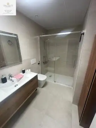 Baño de Piso de alquiler en Elche / Elx con Aire acondicionado, Piscina y Amueblado