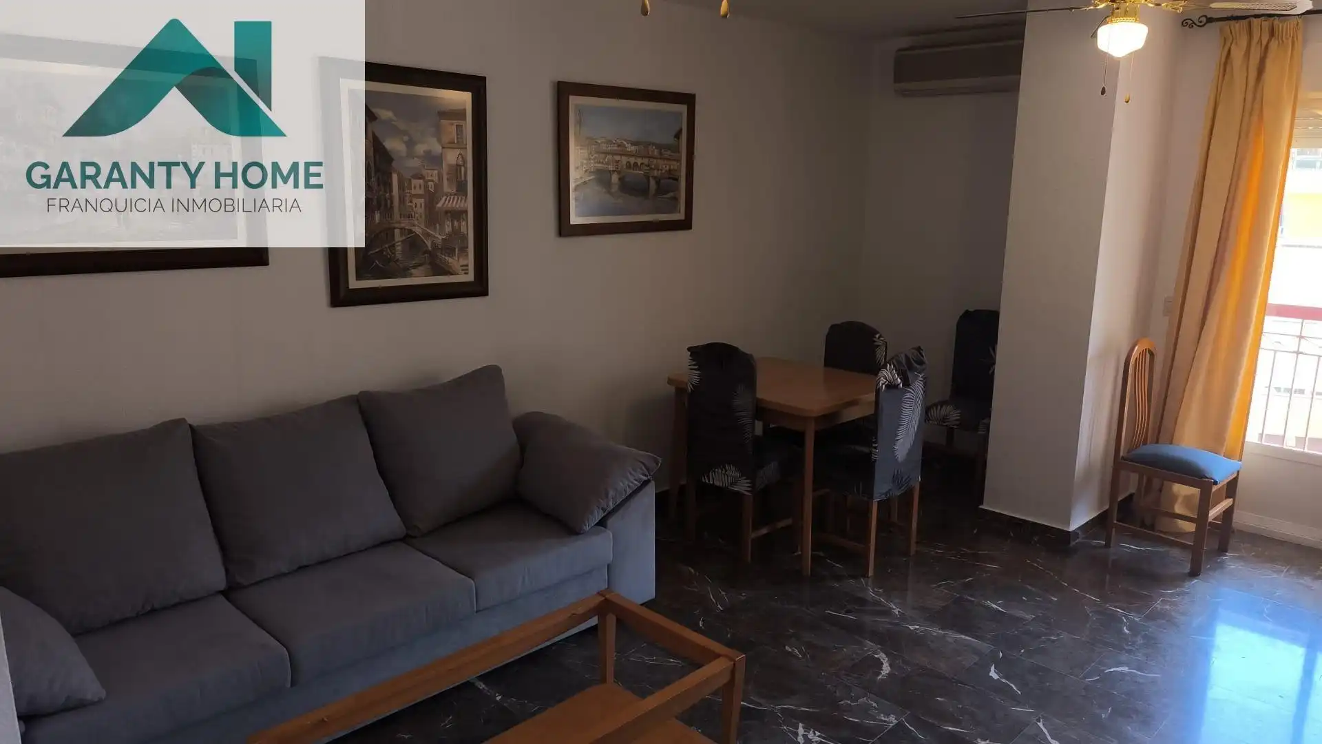 Sala d'estar de Pis de lloguer en Jaén amb Aire condicionat, Jardí privat i Moblat