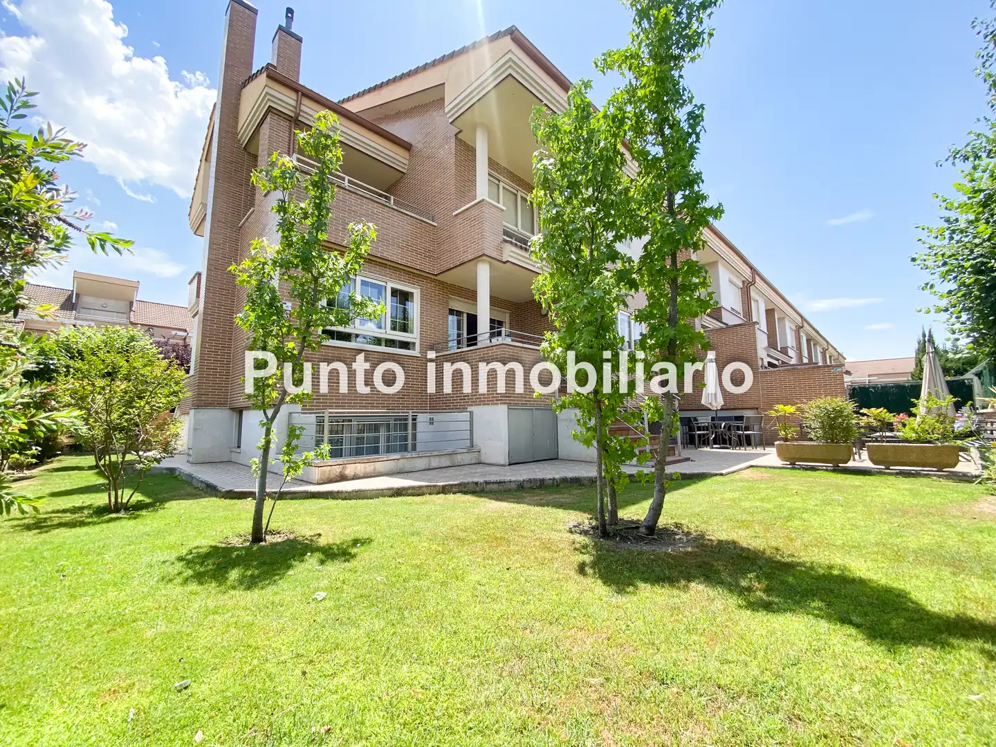 Vista exterior de Casa adosada de alquiler en Valladolid con Aire acondicionado, Calefacción y Jardín privado