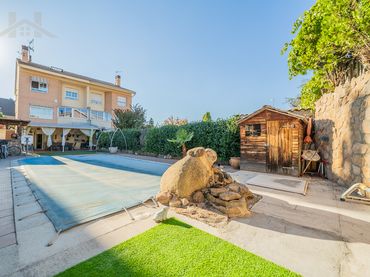 Maison jumelée avec balcon à vendre à Calle Sierra de Gredos 64