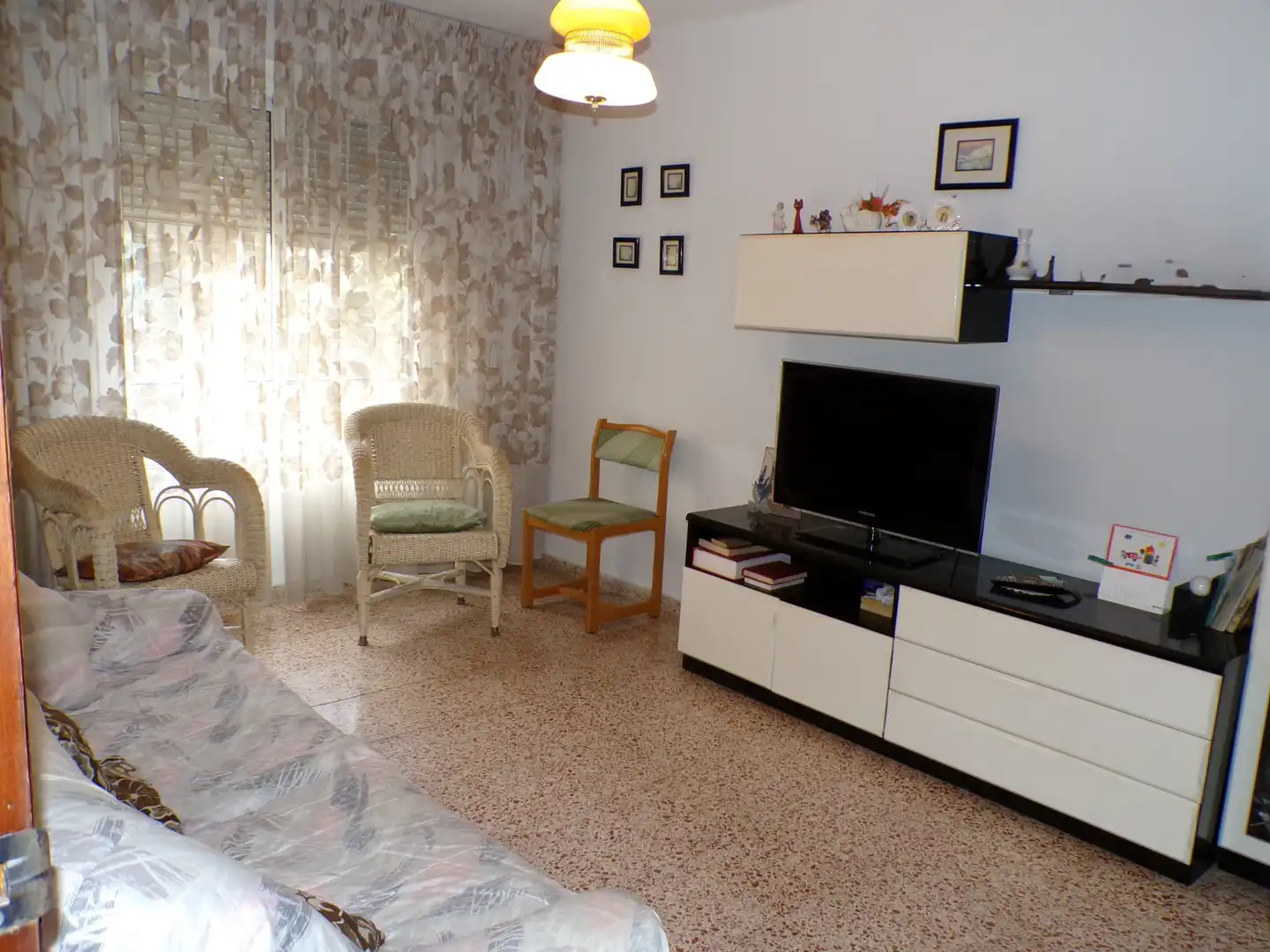 Wohnzimmer von Wohnung zum Verkauf in Rocafort mit Ofen und Balkon