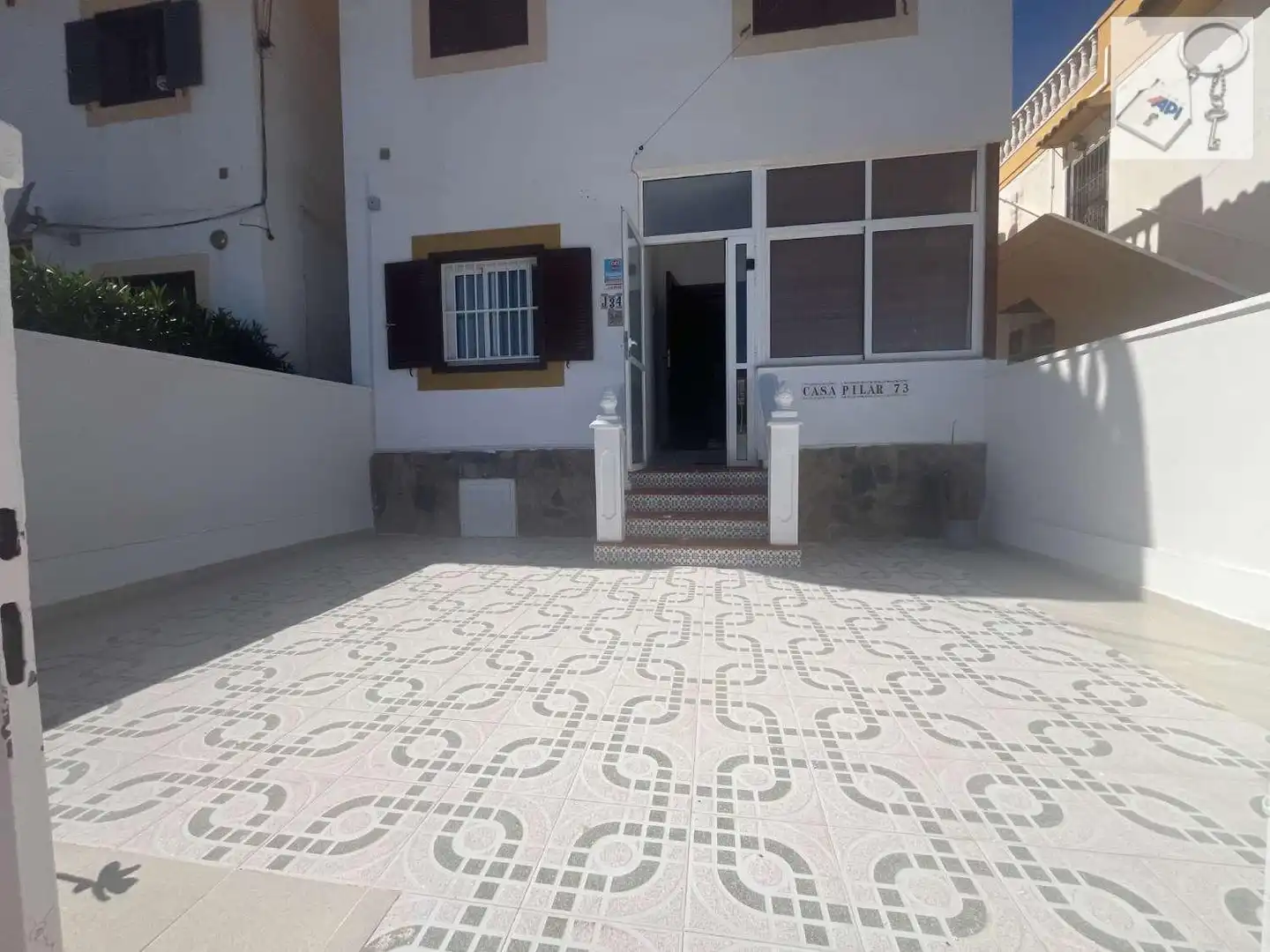 Vista exterior de Casa o xalet en venda en Orihuela amb Aire condicionat, Terrassa i Moblat