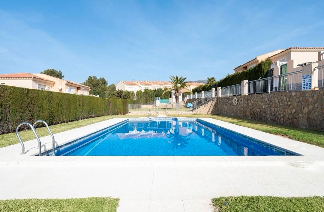 Piscina de Casa adosada en venda en Mont-roig del Camp amb Aire condicionat, Calefacció i Jardí privat