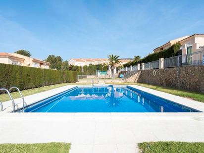 Piscina de Casa adosada en venda en Mont-roig del Camp amb Aire condicionat, Calefacció i Jardí privat
