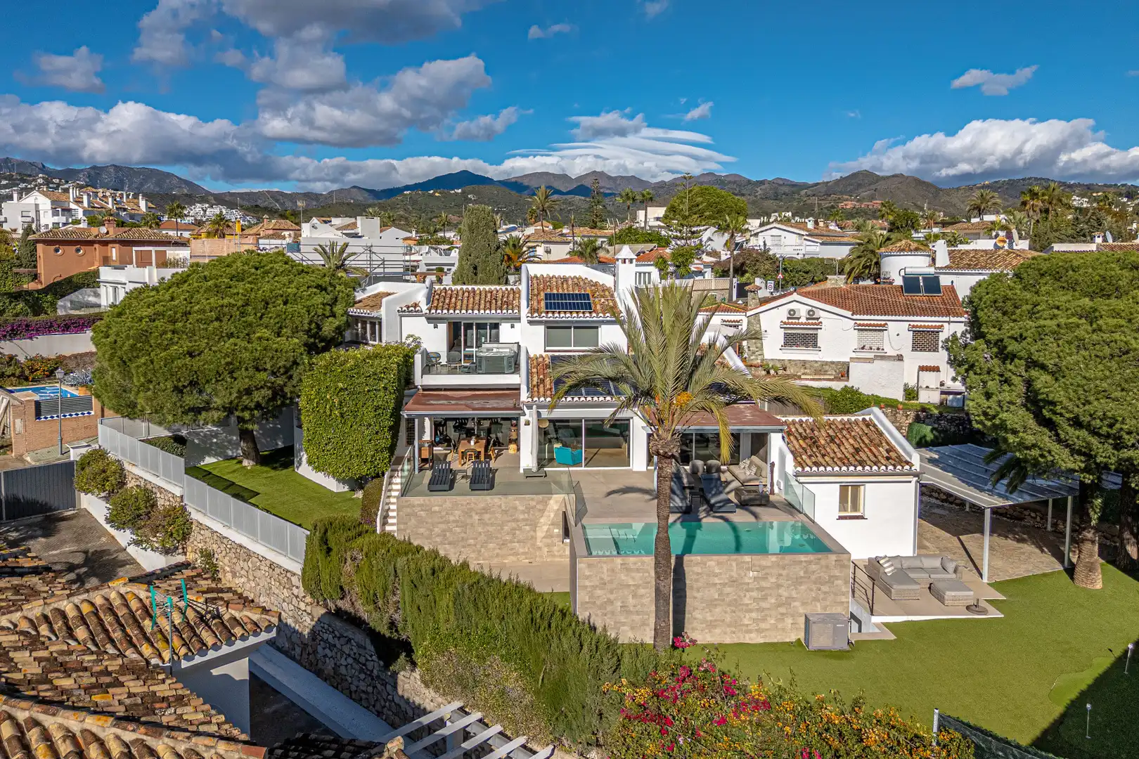 Vista exterior de Casa o chalet en venta en Marbella con Aire acondicionado, Jardín privado y Terraza