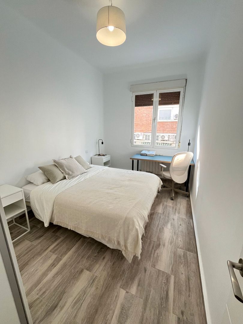 Bedroom of Flat for share in  Madrid Capital  with Air Conditioner, Heating and Furnished