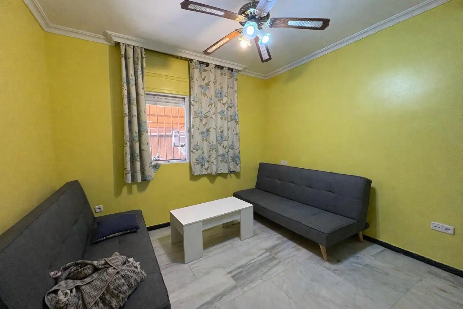 Living room of Houses for sale in Algeciras  with Air Conditioner, Private garden and Terrace