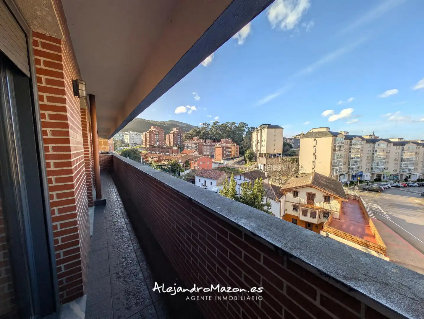 Vista exterior de Piso en venta en Castro-Urdiales con Calefacción, Parquet y Terraza