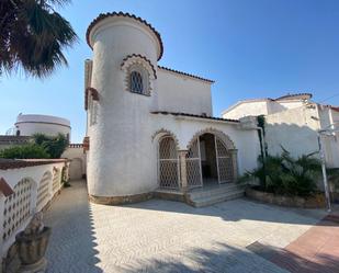 Vista exterior de Casa o xalet en venda en Empuriabrava amb Aire condicionat, Terrassa i Piscina