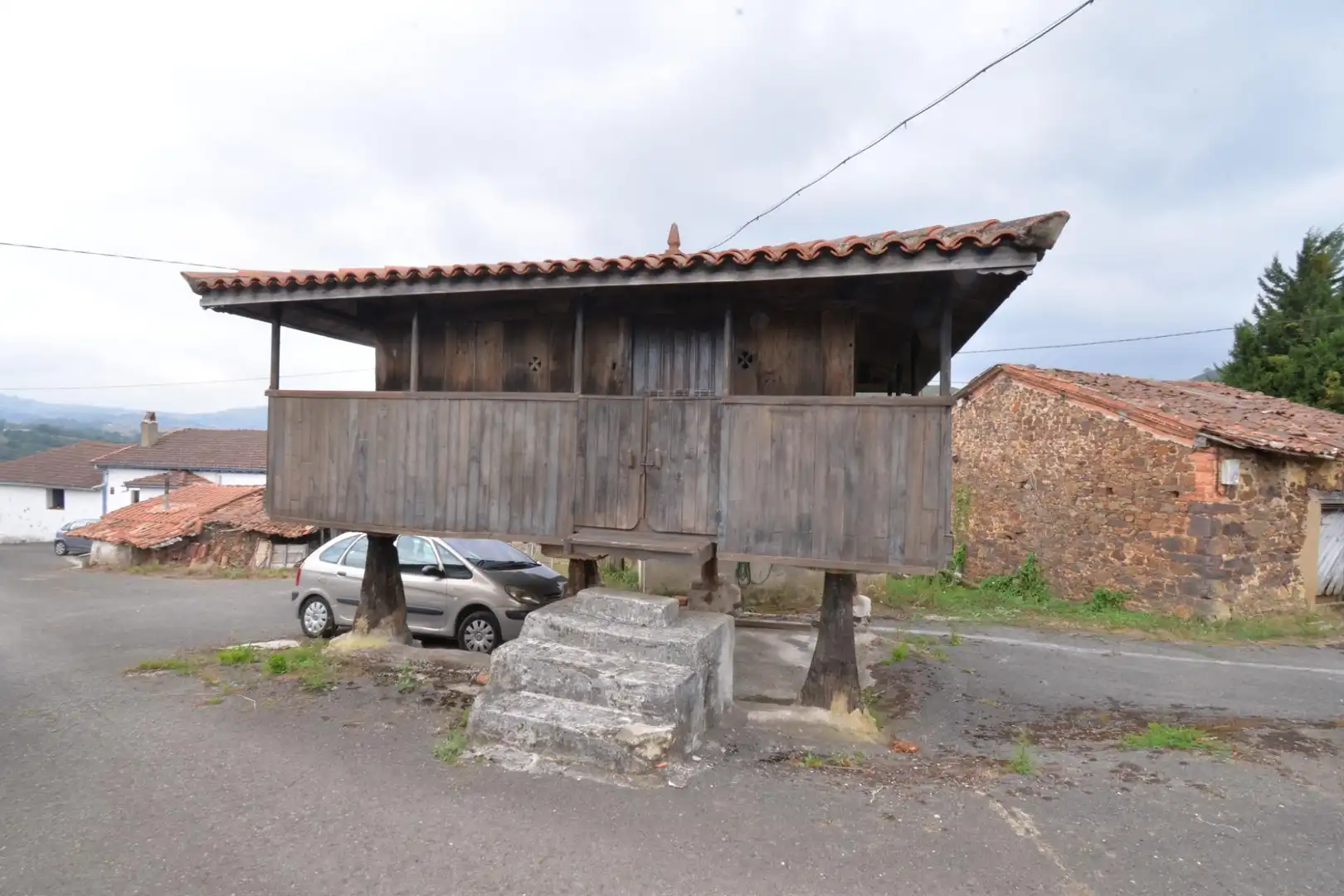 Vista exterior de Finca rústica en venda en Oviedo  amb Traster