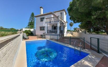 Vista exterior de Casa o xalet en venda en Marbella amb Aire condicionat, Terrassa i Piscina