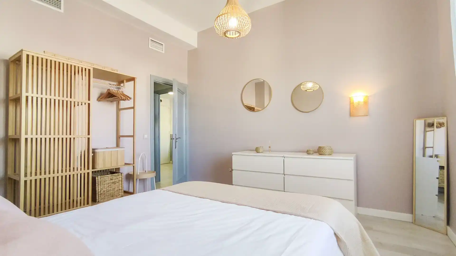 Schlafzimmer von Dachboden zur Miete in Málaga mit Klimaanlage, Abstellraum und Möbliert