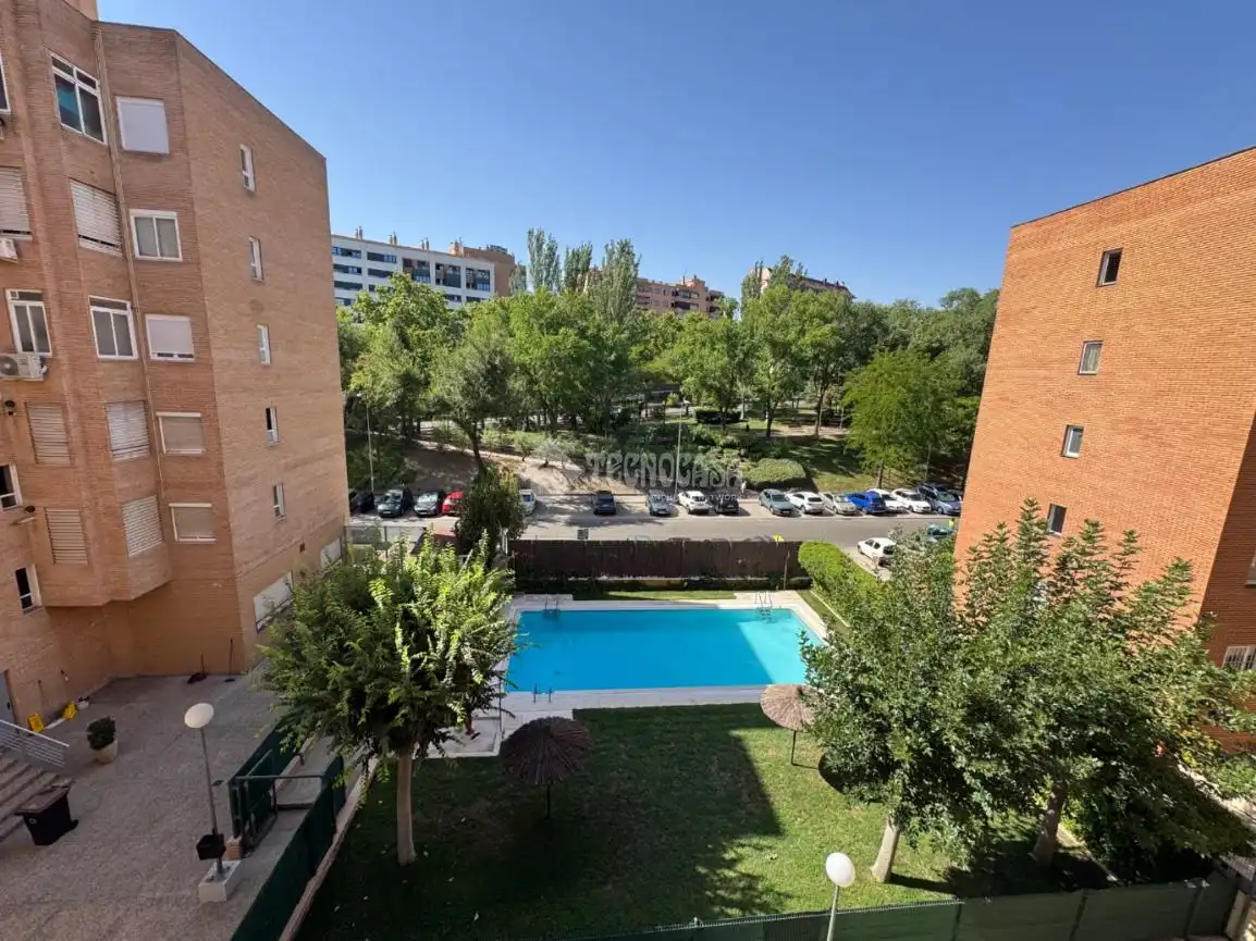 Piscina de Pis en venda en Madrid amb Aire condicionat, Calefacció i Parquet