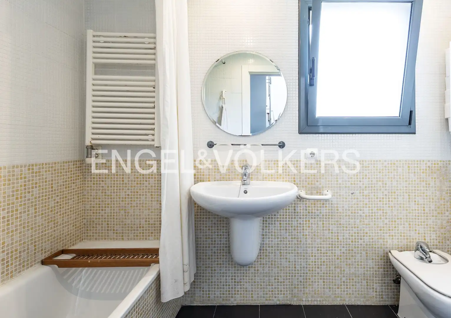 Baño de Casa adosada de alquiler en Tiana con Aire acondicionado, Calefacción y Jardín privado