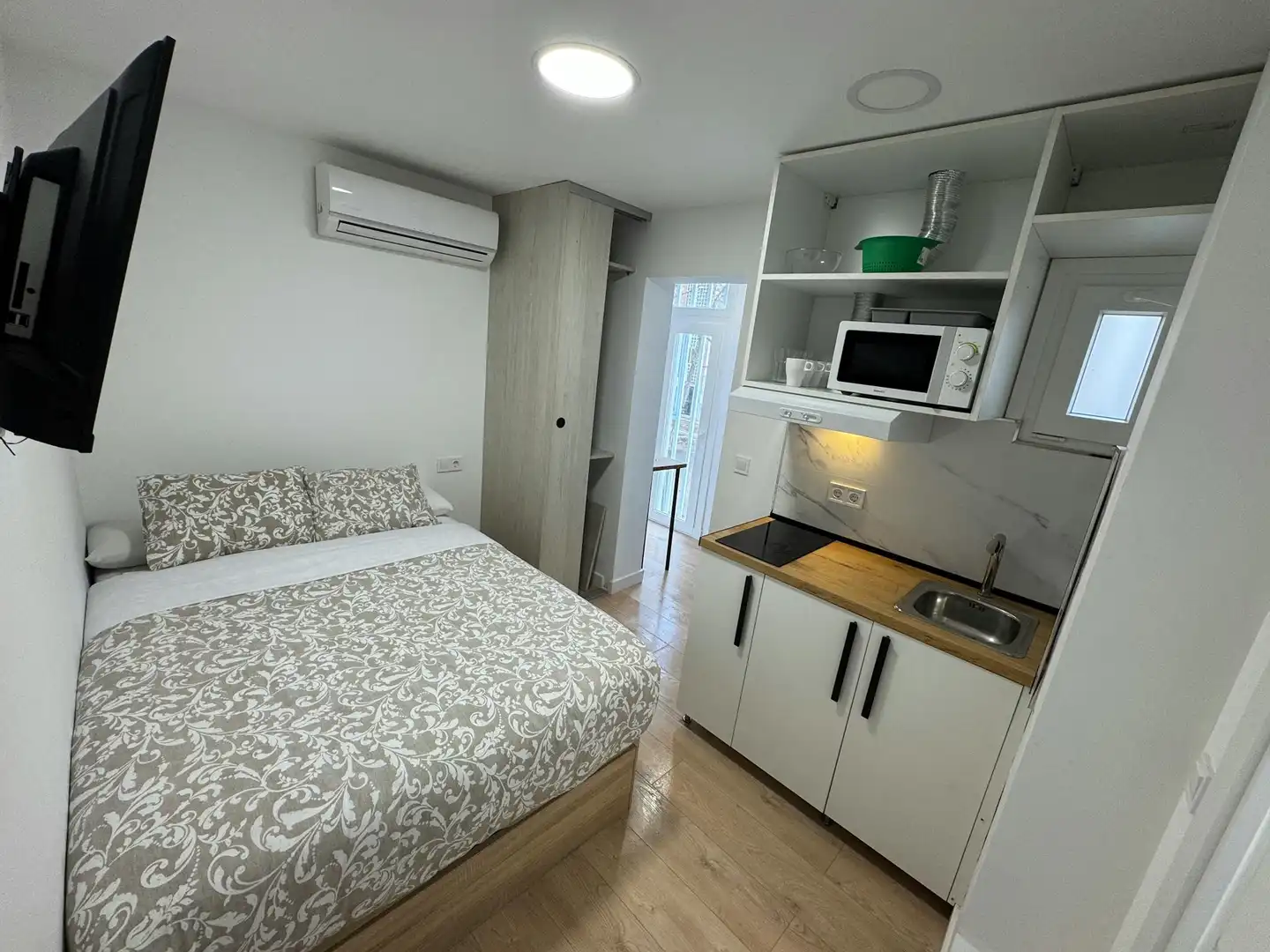 Habitación de Piso de alquiler en  Madrid Capital con Aire acondicionado, Lavadora y TV