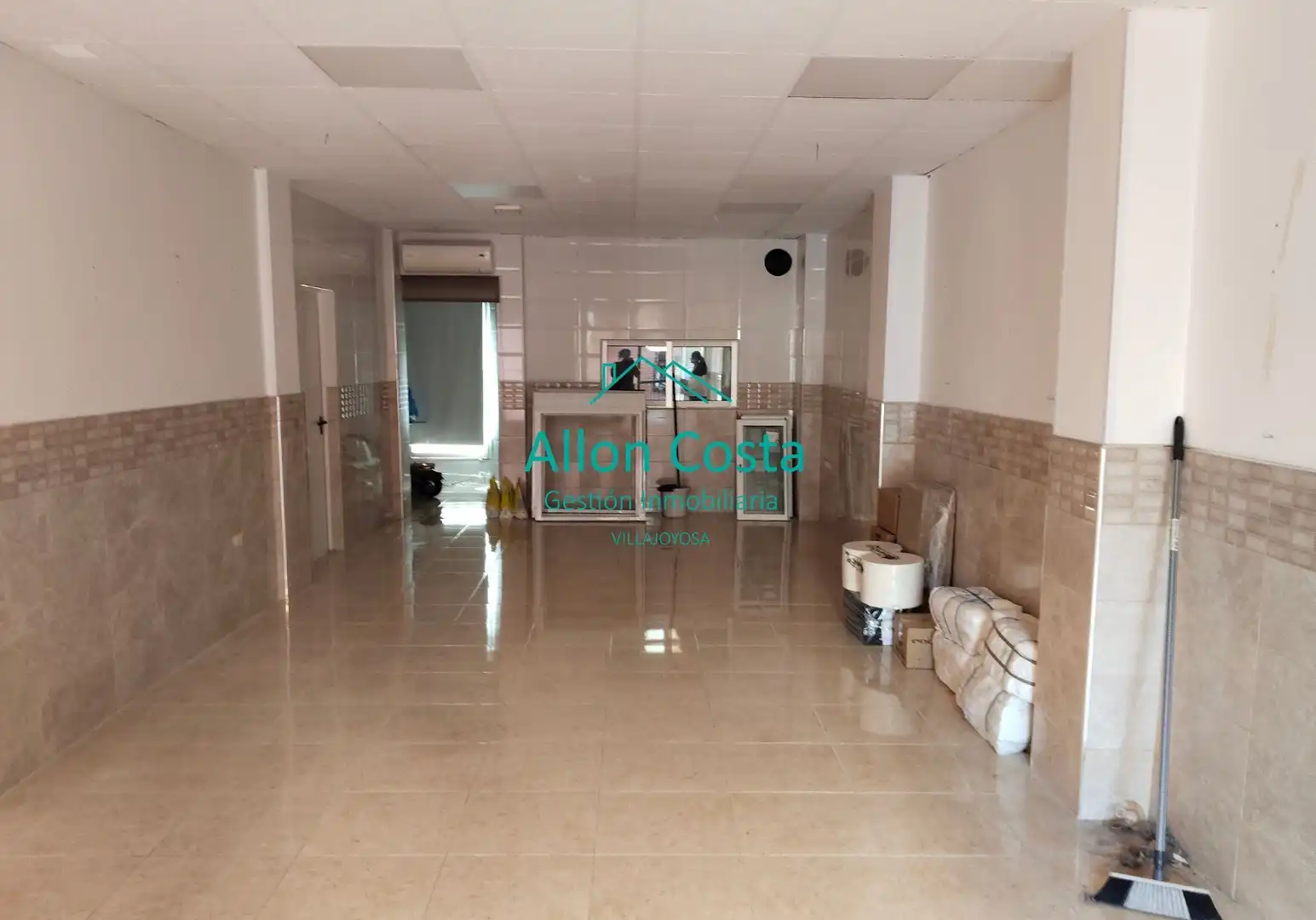 Local comercial de lloguer a Centro Urbano