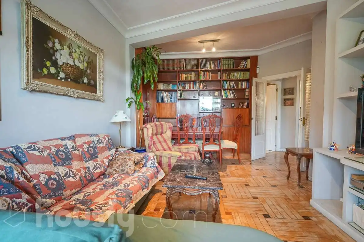Sala de estar de Piso en venta en  Madrid Capital con Calefacción, Parquet y Terraza