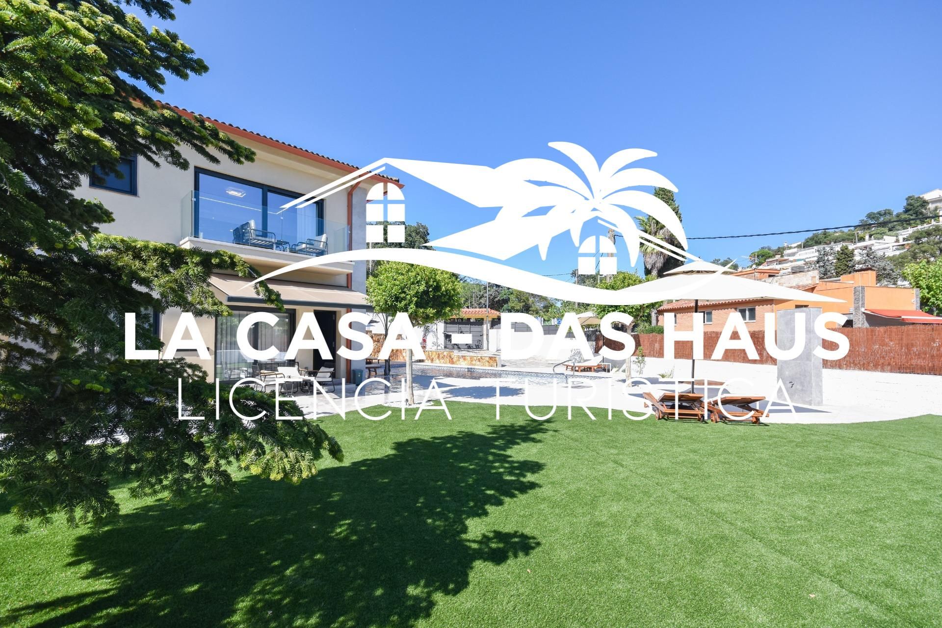 Vista exterior de Casa o xalet en venda en Lloret de Mar amb Aire condicionat, Calefacció i Jardí privat