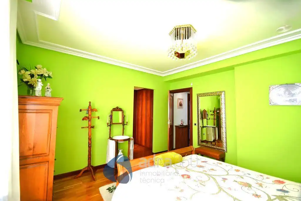 Habitación de Casa adosada en venta en Lardero con Calefacción, Terraza y Trastero