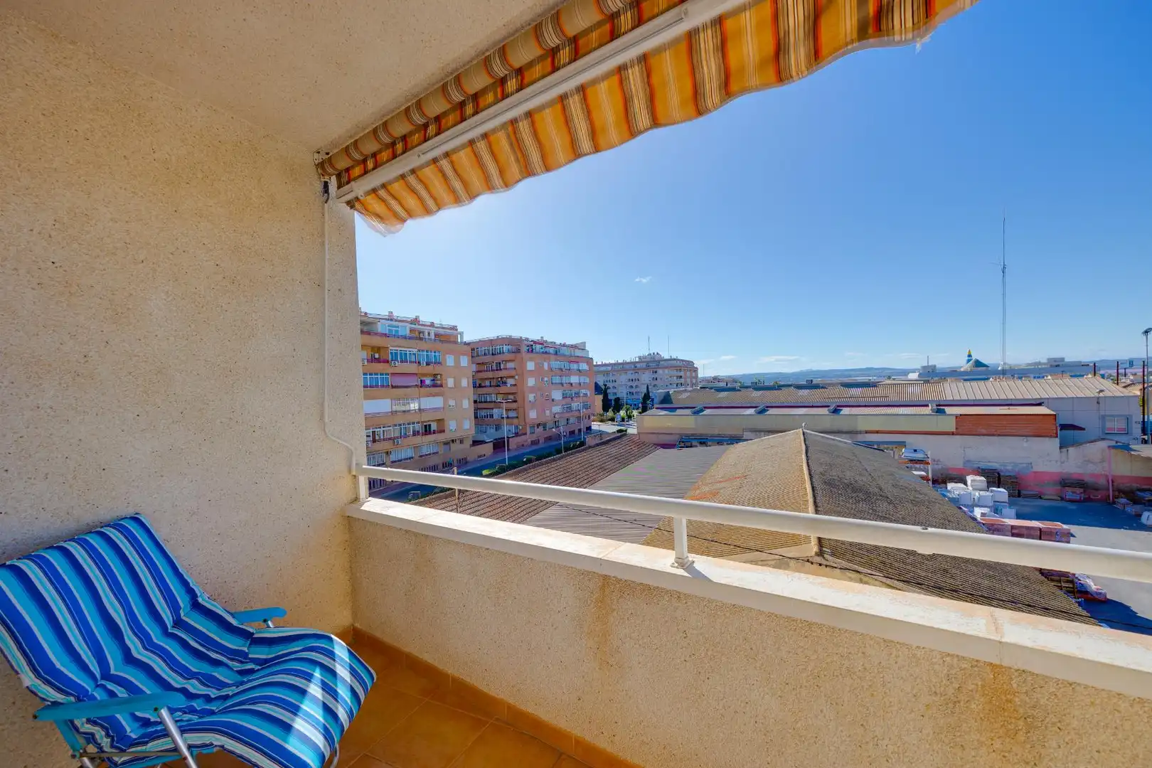 Habitación de Apartamento en venta en Torrevieja con Terraza, Amueblado y Piscina comunitaria