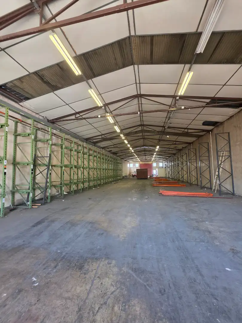 Fabrikhallen zur Miete in Canovelles