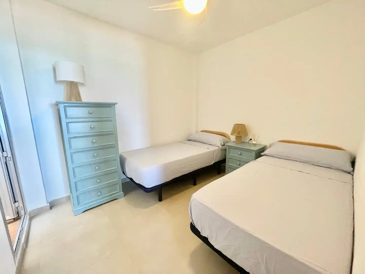 Habitación de Apartamento de alquiler en Guardamar del Segura con Amueblado, Lavadora y Microondas