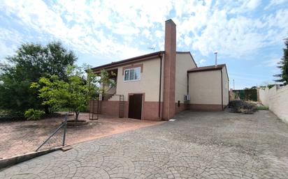 Vista exterior de Casa o xalet en venda en Hontoba amb Calefacció, Jardí privat i Piscina comunitària