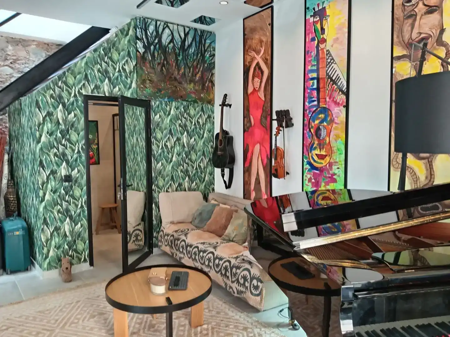 Sala d'estar de Casa adosada en venda en Las Palmas de Gran Canaria amb Jardí privat, Piscina i Moblat