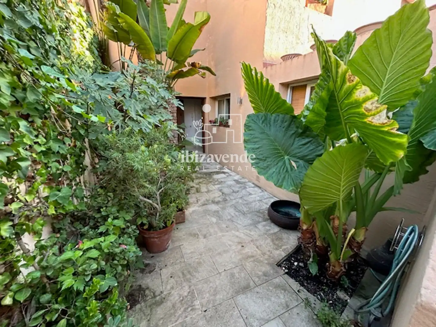 Garten von Einfamilien-Reihenhaus zur Miete in Santa Eulària des Riu mit Klimaanlage, Heizung und Parkett