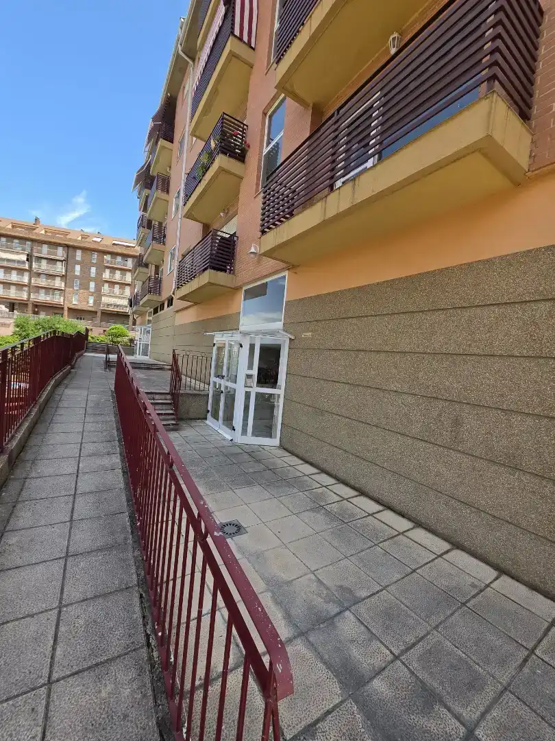 Vista exterior de Pis en venda en Béjar amb Jardí privat, Traster i Piscina