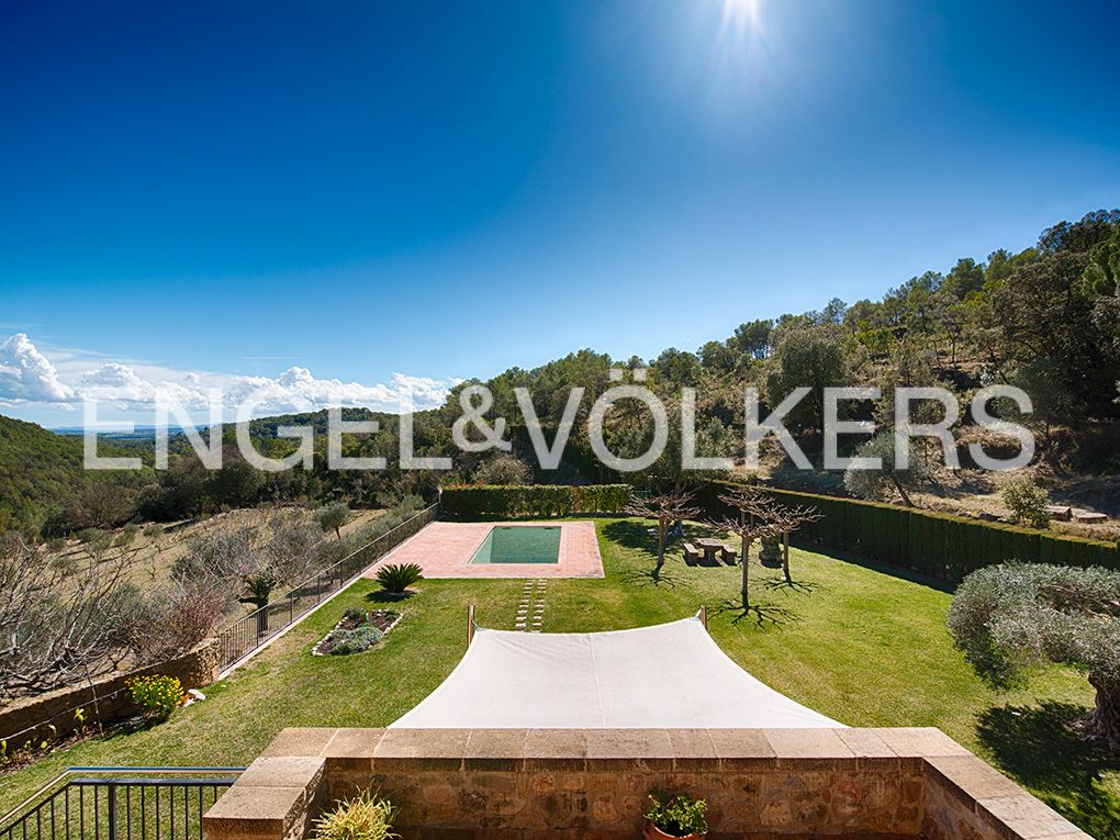 Garten von Country house zum verkauf in Lladó mit Klimaanlage, Heizung und Privatgarten