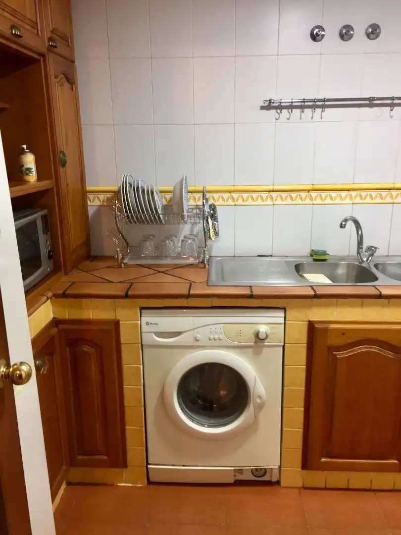 Cuina de Casa adosada de lloguer en Algeciras amb Aire condicionat, Traster i Moblat