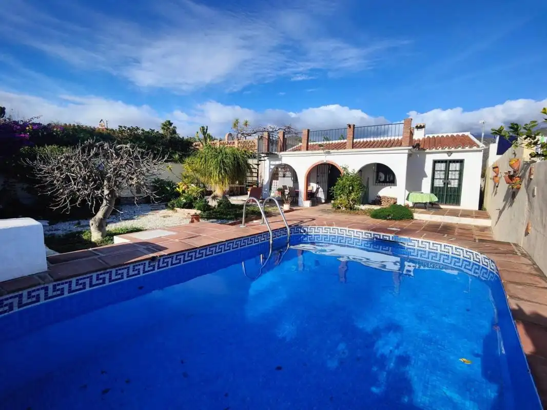 Piscina de Casa o chalet en venta en Frigiliana con Aire acondicionado, Calefacción y Jardín privado