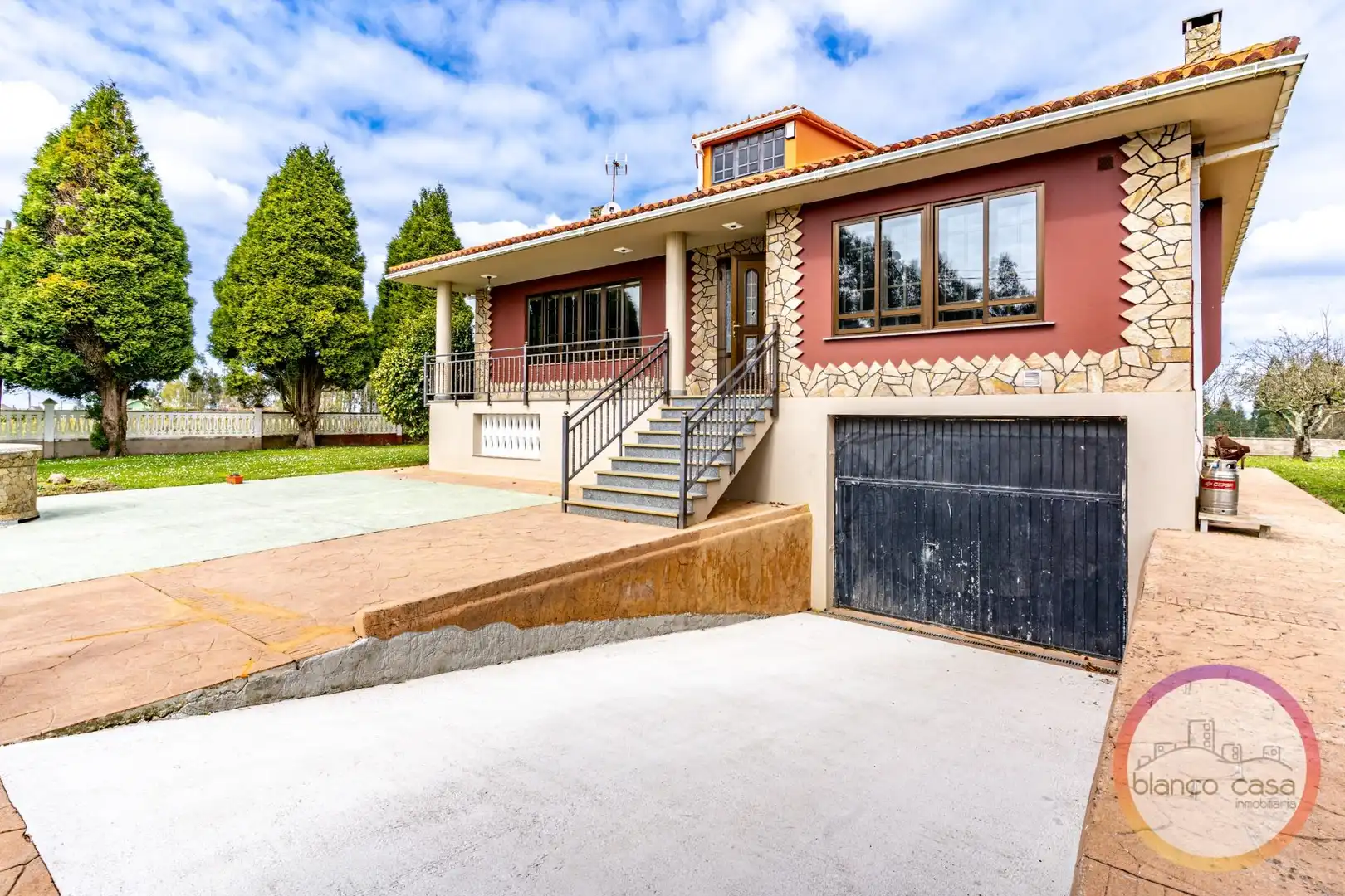 Vista exterior de Casa o chalet en venta en Carballo con Calefacción