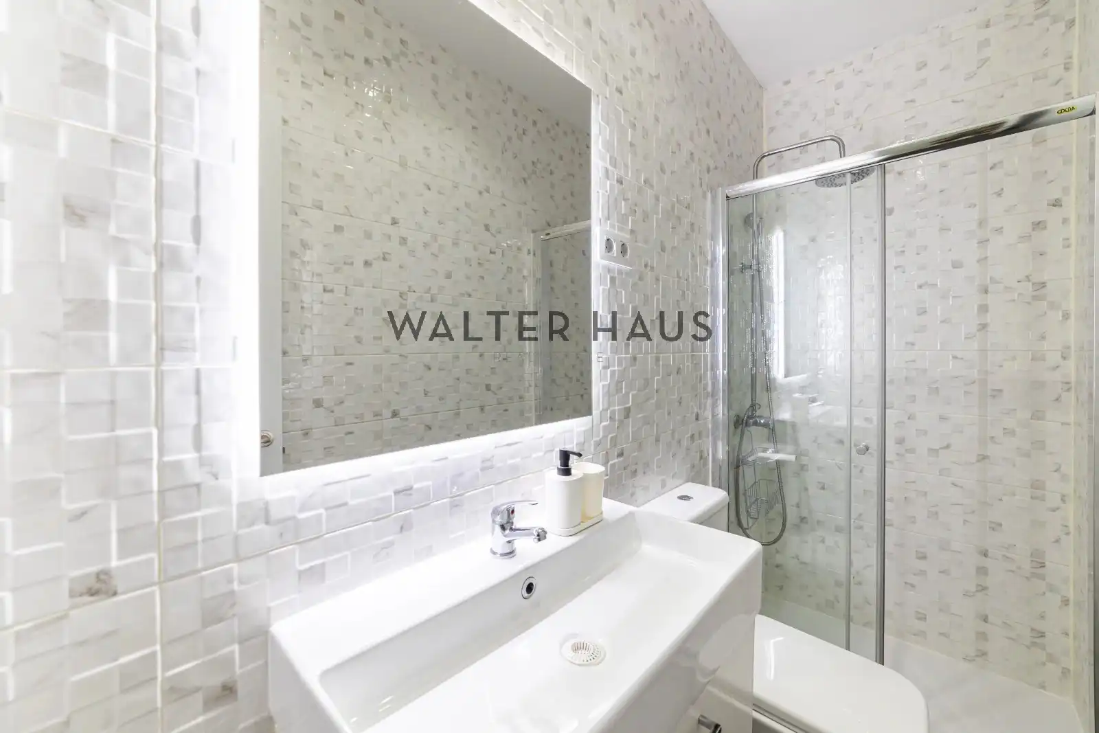Bathroom of Flat for sale in Madrid  with Air Conditioner, Furnished and Oven