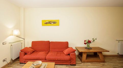 Apartamento de dos habitaciones con balcón en Taialà, Girona. ALQUILER DE TEMPORADA.